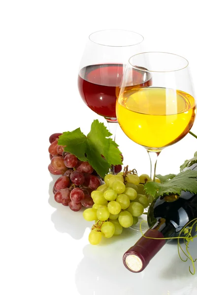 Bouteille et verres de vin et raisins mûrs isolés sur blanc — Photo