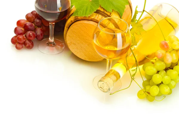 Barril, garrafas e copos de vinho e uvas maduras isoladas a branco — Fotografia de Stock