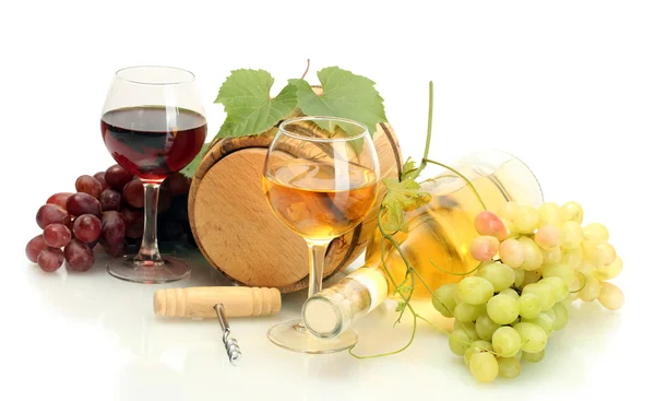 Namlu, şişe ve kadeh şarap ve olgunlaşmış üzümler beyaz izole — Stok fotoğraf