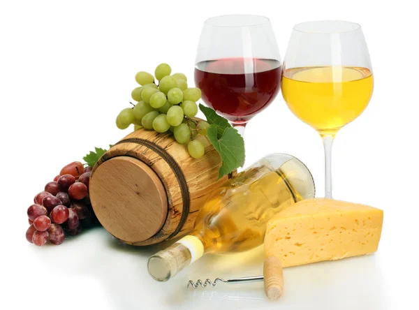 Namlu, şişe ve kadeh şarap, peynir ve olgunlaşmış üzümler beyaz izole — Stok fotoğraf