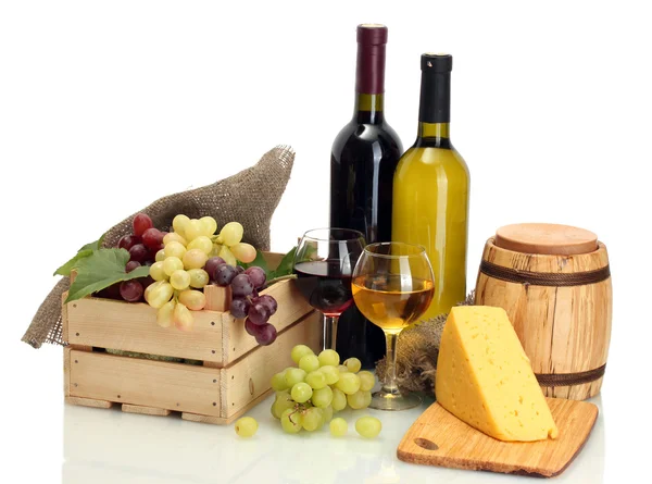 Barril, botellas y copas de vino, queso y uvas maduras aisladas sobre blanco —  Fotos de Stock
