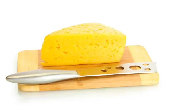 Savoureux fromage et couteau sur planche à découper en bois isolé sur blanc — Photo