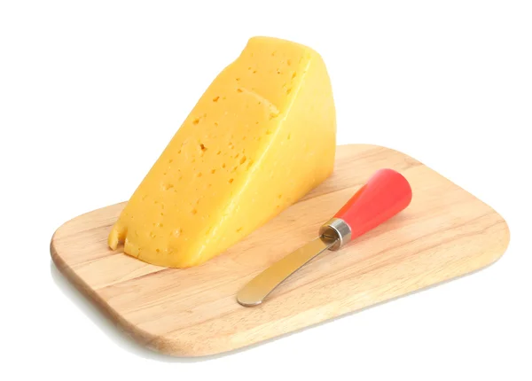 おいしいチーズ、白で隔離される木製のまな板にナイフ — ストック写真