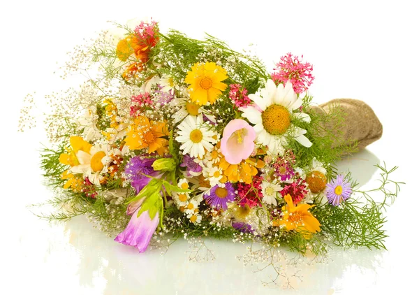 Mooi boeket van heldere wilde bloemen, geïsoleerd op wit — Stockfoto