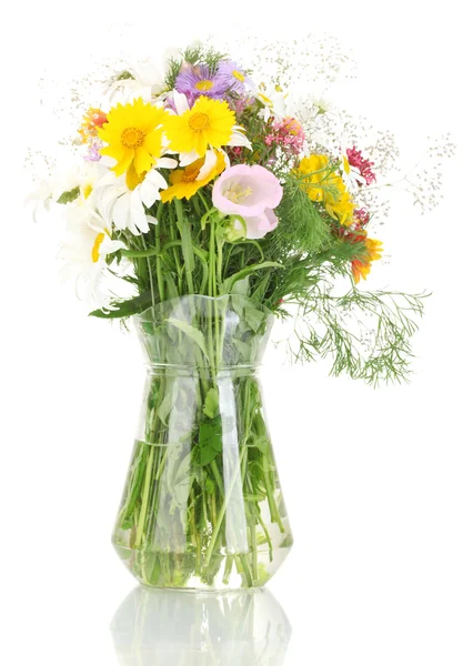 Schöner Strauß heller Wildblumen in Glasvase, isoliert auf weiß — Stockfoto