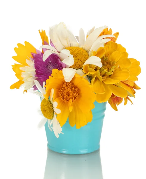 Belo buquê de flores silvestres brilhantes em balde de metal azul, isolado em branco — Fotografia de Stock