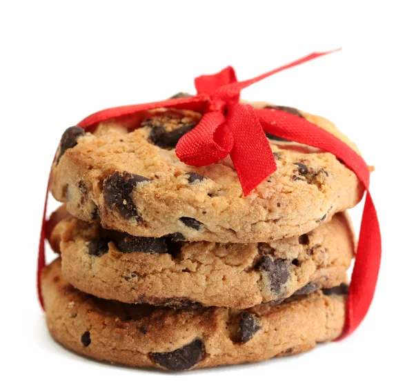 Шоколадные печенья с красной лентой изолированы на белом — стоковое фото