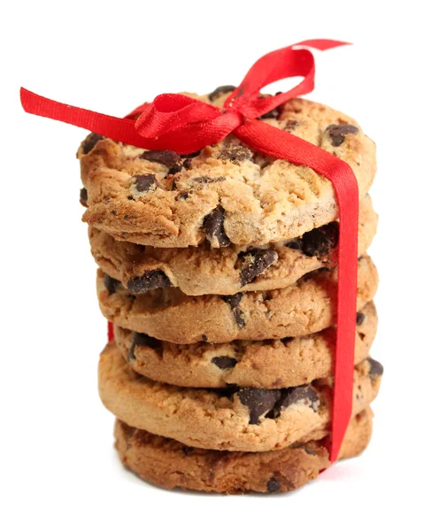 Biscoitos de chocolate com fita vermelha isolada em branco — Fotografia de Stock