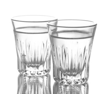 iki bardak votka üzerinde beyaz izole