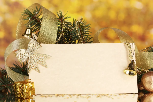 Carte postale vierge, boules de Noël et sapin sur fond jaune — Photo