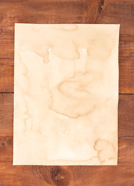 Oud papier op houten tafel — Stockfoto