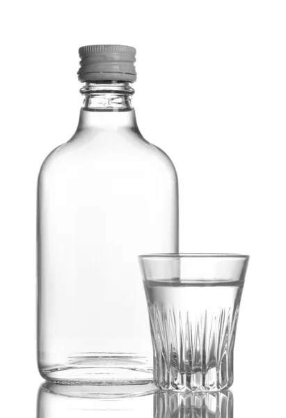 ウォッカ、白で隔離されるワイングラスのボトル — ストック写真