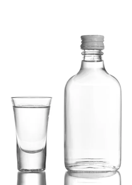 Flasche Wodka und Weinglas isoliert auf weiß — Stockfoto