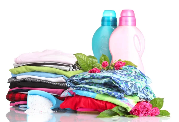 Detergente com pó de lavagem e pilha de roupas coloridas isoladas em branco — Fotografia de Stock