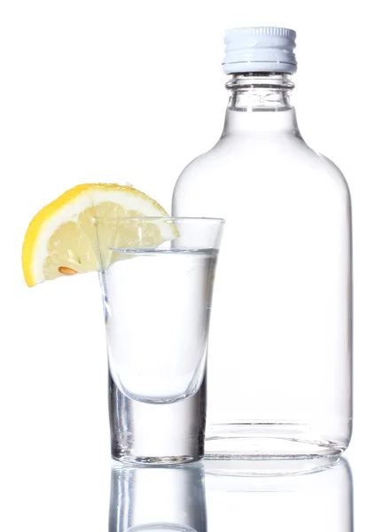 Flasche Wodka und Weinglas mit Zitrone isoliert auf weiß — Stockfoto