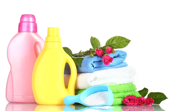 Waschmittel mit Waschpulver und Handtüchern isoliert auf weiß — Stockfoto