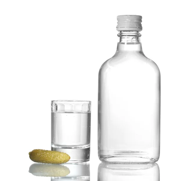 Bouteille de vodka et verre à vin avec concombre isolé sur blanc — Photo