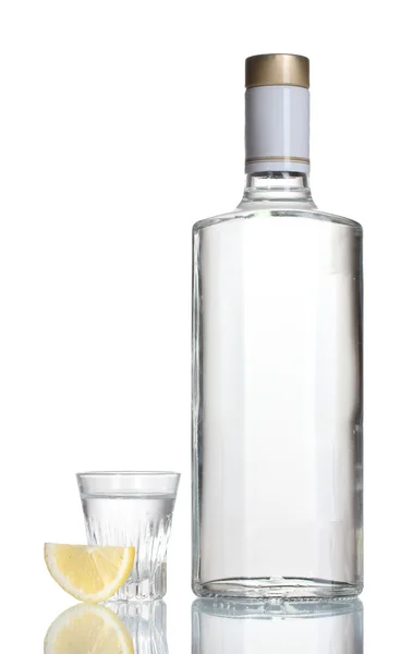 Fles wodka en wijnglas met citroen geïsoleerd op wit — Stockfoto