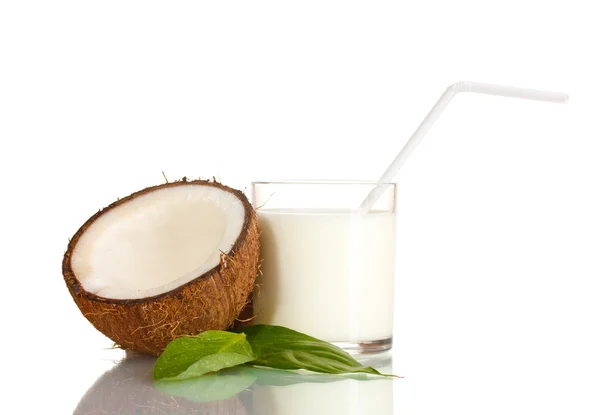 Lait de coco et noix de coco isolés sur blanc — Photo
