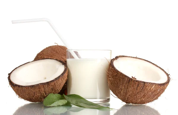 Leche de coco y coco aislados en blanco — Foto de Stock