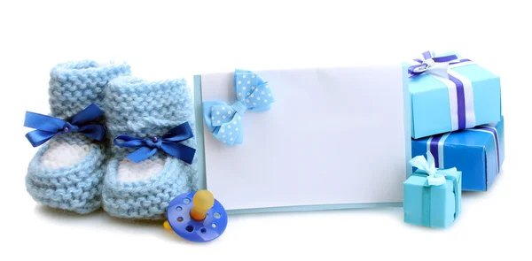 Vackra gåvor, barnets stövletter, tomt vykort och dummy isolerad på vit — Stockfoto