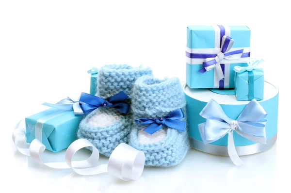 Hermosos regalos y bootees de bebé aislados en blanco —  Fotos de Stock