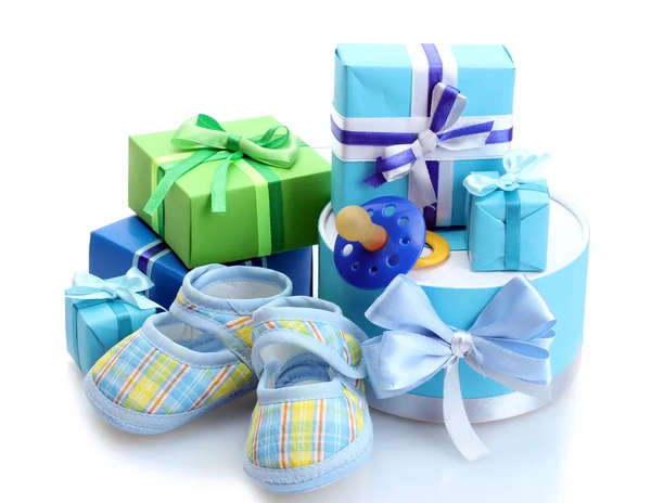 Schöne Geschenke, Babystiefel und Schnuller isoliert auf weiß — Stockfoto