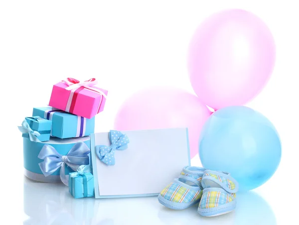 Piękne prezenty, trzewiki dziecka, pocztówka puste i balony na białym tle — Zdjęcie stockowe