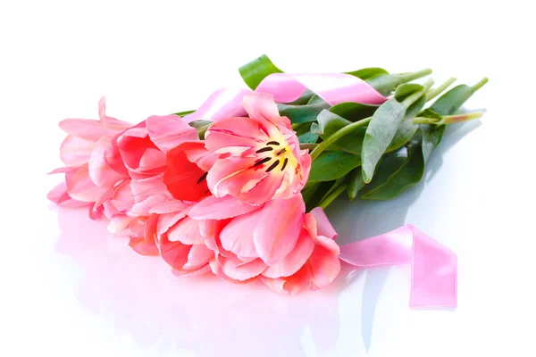 Schöne rosa Tulpen isoliert auf weiß — Stockfoto