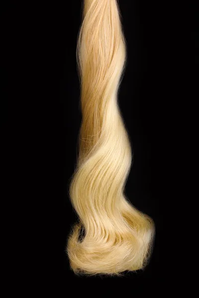 Göndör szőke haja fekete elszigetelt — Stock Fotó