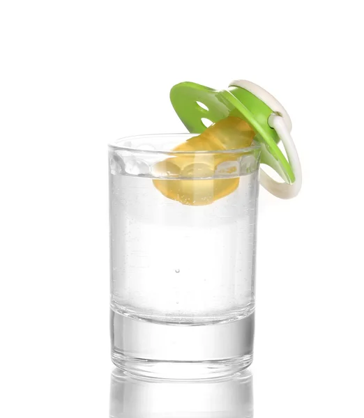 Малятко з алкогольним напоєм ізольовано на білому — стокове фото