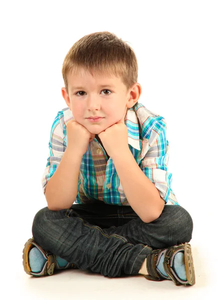 Rolig liten pojke med hörlurar isolerad på vit — Stockfoto
