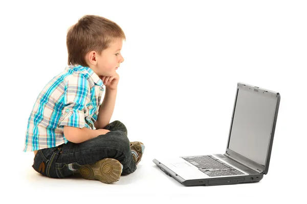 Drôle petit garçon avec ordinateur portable isolé sur blanc — Photo