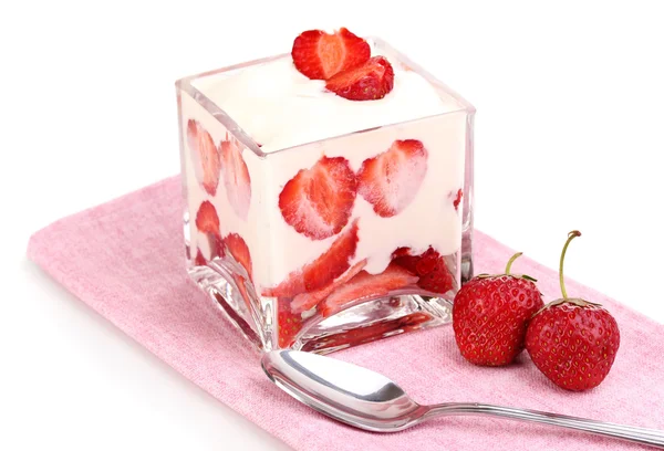 Verre de fraises mûres avec crème isolée sur blanc — Photo