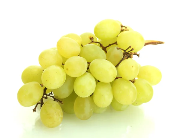 Uvas verdes maduras aisladas en blanco — Foto de Stock