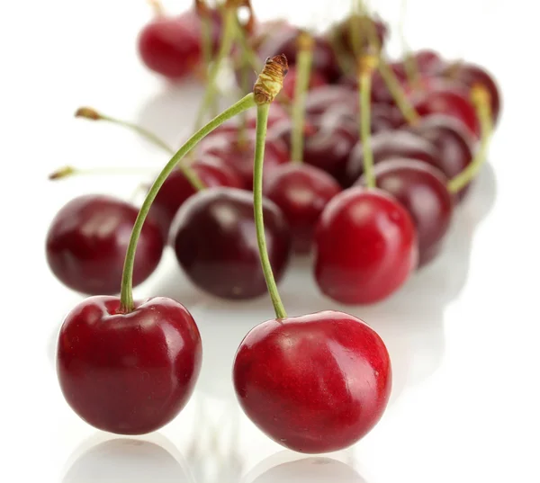 Dojrzałe jagody wiśniowe izolowane na białym — Zdjęcie stockowe