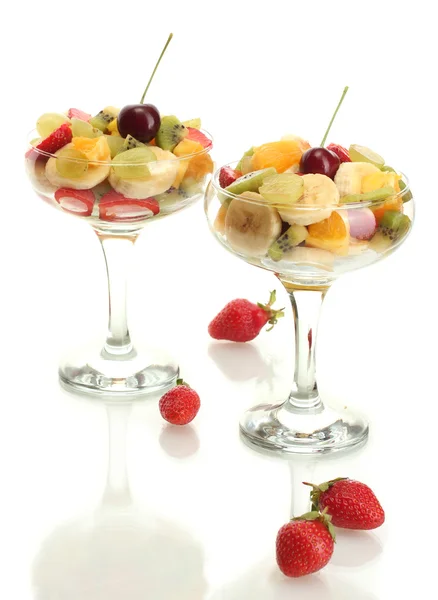 Ensalada de frutas frescas y fresas aisladas en blanco —  Fotos de Stock