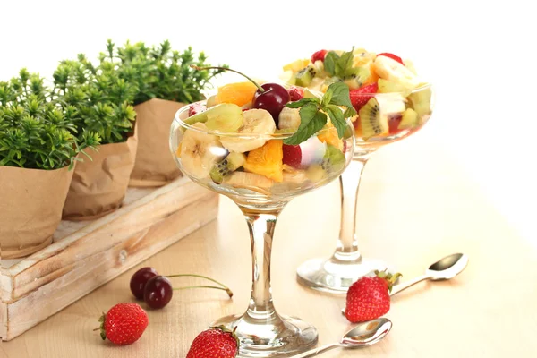 Świeże owoce sałatka i truskawki na drewnianym stole — Zdjęcie stockowe