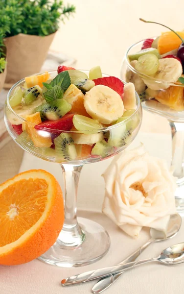 Salada de frutas frescas e morangos em mesa de madeira — Fotografia de Stock