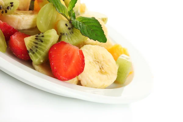 Salade de fruits frais sur assiette isolée sur fond blanc — Photo