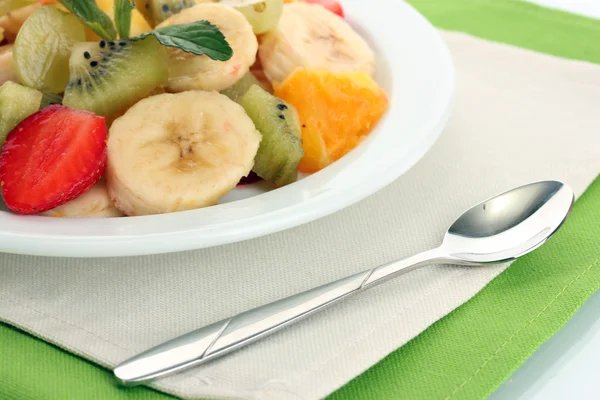 Salat mit frischen Früchten auf dem Teller aus nächster Nähe — Stockfoto