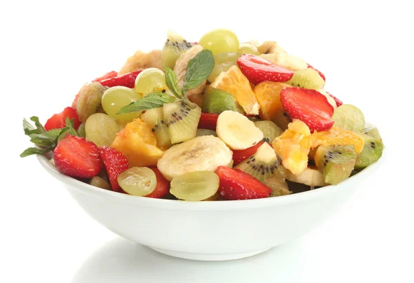 Kom met vers fruit salade geïsoleerd op wit — Stockfoto