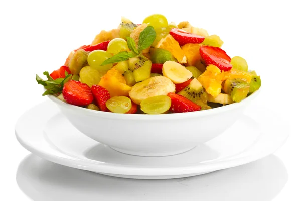 Tigela com salada de frutas frescas isoladas em branco — Fotografia de Stock