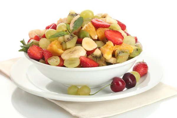 Tazón con ensalada de frutas frescas y bayas aisladas en blanco —  Fotos de Stock