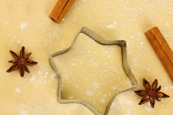 Plechovky souborů cookie na vyválí těsto s bylinkami na dřevěný stůl detail — Stock fotografie