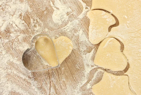 Latas de biscoitos na massa de farinha estendida close-up — Fotografia de Stock
