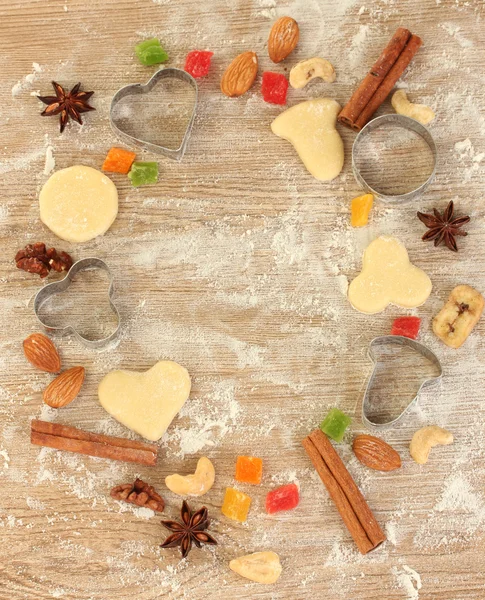 Rám vyrobený z kandované ovoce, ořechy, nepečený sušenky a formy pro soubory cookie na dřevěný stůl detail — Stock fotografie