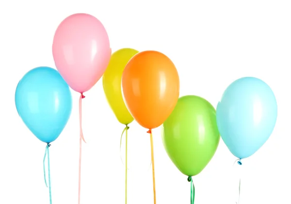 Красочные воздушные шары на белом фоне крупным планом — стоковое фото