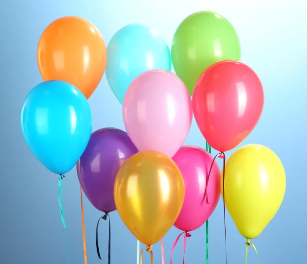 Mavi arka plan yakın çekim üzerinde renkli balonlar — Stok fotoğraf