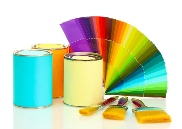 Puszki z farby, pędzle i jasne paletę kolorów na białym tle — Zdjęcie stockowe